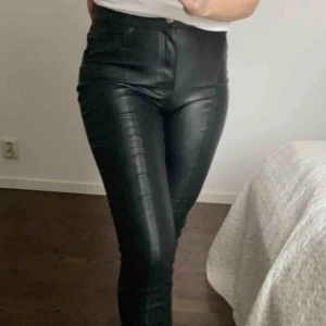  - Snygga fake”skinn”-byxor från HM. Använda ytterst få gånger och har en slits nertill🥰