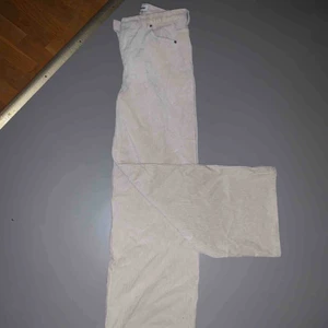  - Ett par skitsnygga vita manchesterbyxor som jag köpte på weekday. Dom är knappt använda och i bra skick:) nypris 600. Köparen står för frakten eller så kan jag mötas upp 💕
