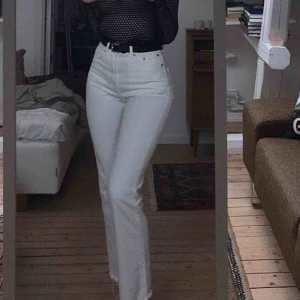  - Snygga raka vita jeans från weekday! Sitter snyggt, skulle säga att de passar 26-27 i midjan. Ingen stretch! 