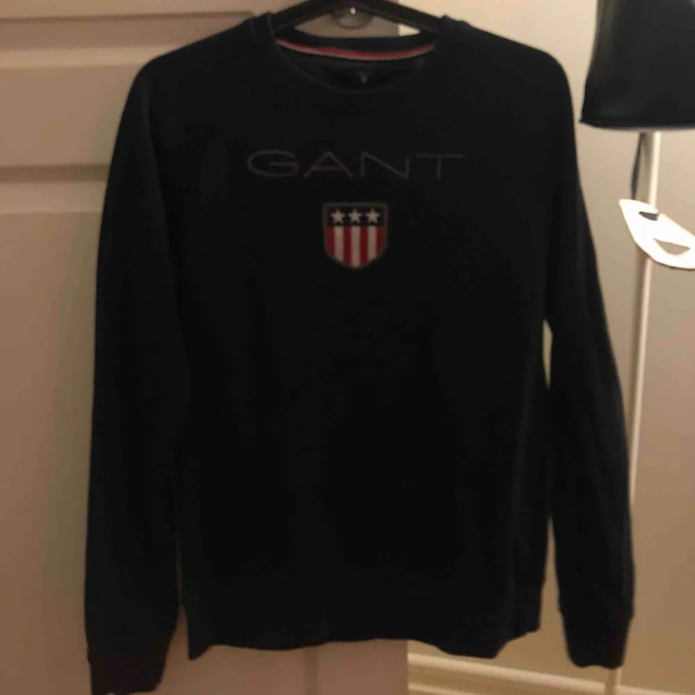 säljer mina knappt använda Gant tröjor köpta 2018 i USA! Nypris sweatshirt: 600kr, mitt pris: 250kr. Nypris T-shirt: 300kr, mitt pris: 150kr. Kund betalar frakt!. Tröjor & Koftor.