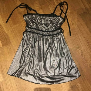  - Cool top i silver. Dubbla knytande bak.