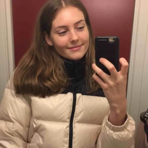  - En helt ny pufferjacket från Levi’s som slutar i midjan. Endast använd en gång. Nypris 2000 kr. Bor i oxelösund men kan mötas upp i Stockholm City, samt alla pendelstationer mellan city och Väsby. Tar swish vid mötet. 