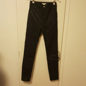  - Högmidjade glansiga byxor