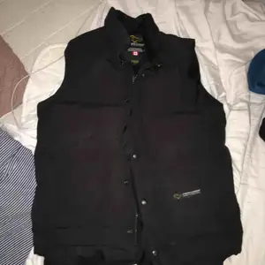 Canada goose väst bra skick  Står XS men är S/M