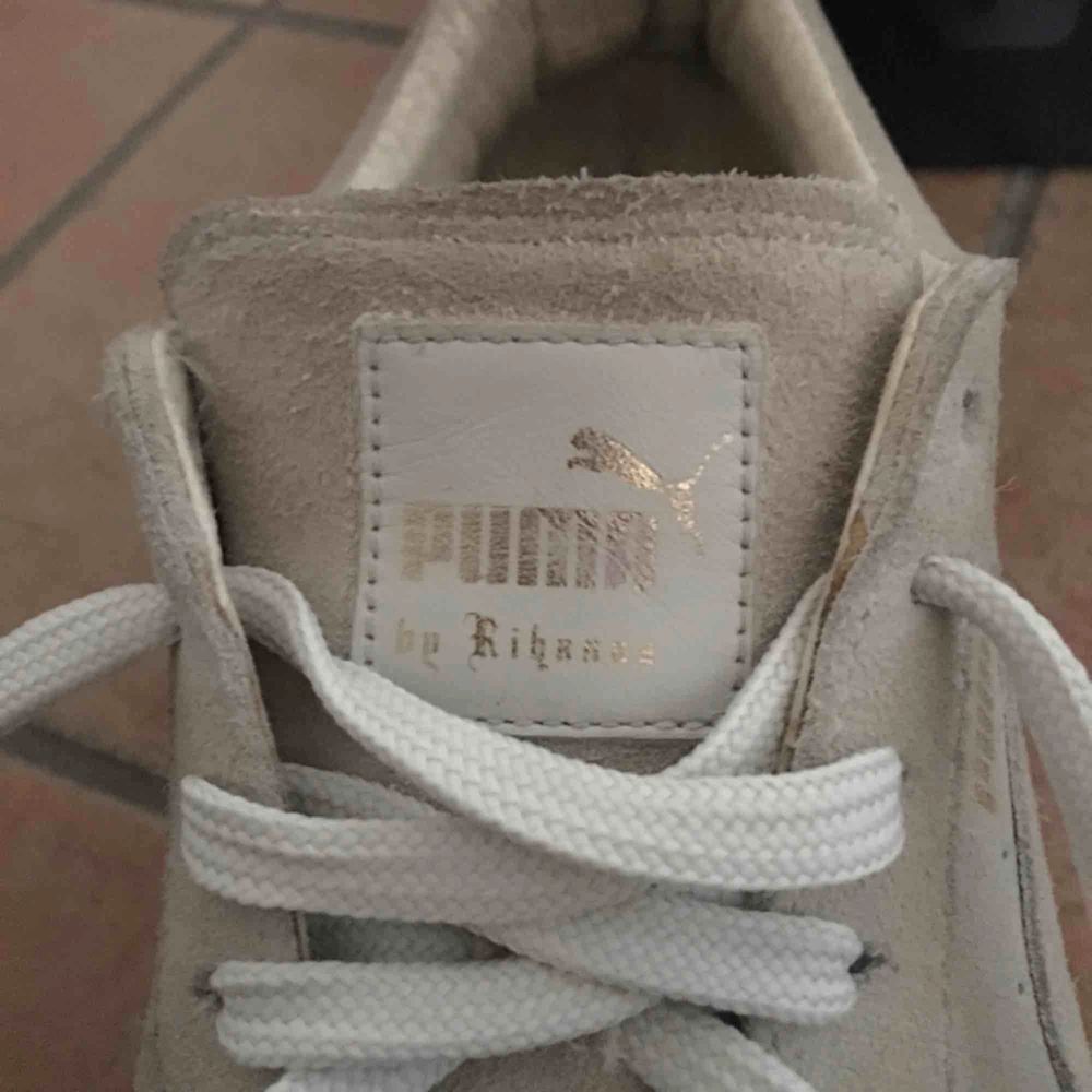Puma Fenty Suede Creeper i beige | Plick Second Hand