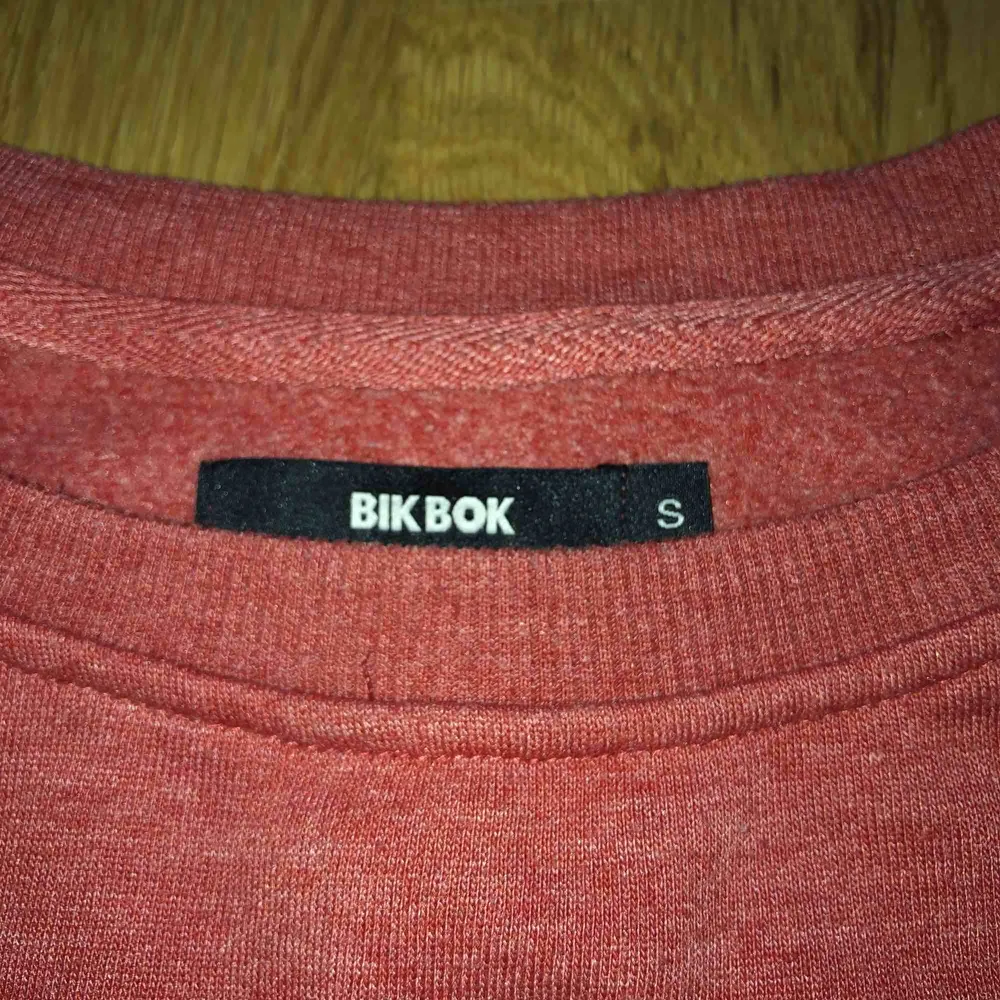 Säljer min fina tröja från Bik Bok, den är mycket använd men fortfarande väldigt fint skick! Priset kan sänkas vid snabb affär :) . Tröjor & Koftor.