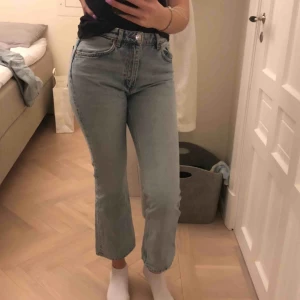  - Säljer mina jeans som tyvärr blivit för små. Dom är typ en storlek 36 men de säljs som en 27 (midjemåttet) i affären. Jag är 173 vilket är varför de ser korta ut på mig😁 Inga tydliga defekter förutom lite slitning längst upp på byxkanten. Frakt: 60kr