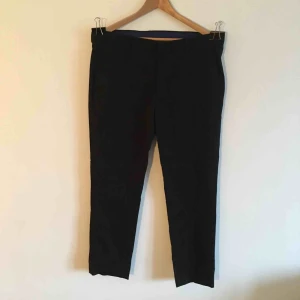  - Kostymbyxor från Dressmann W36L30 Använda en gång. Finns för upphämtning i Örebro, kan även skickas där mottagaren står för frakt 