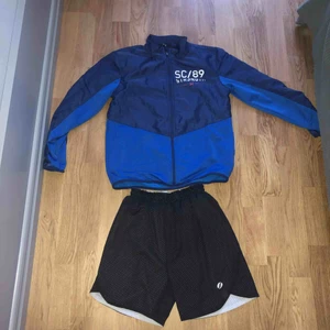  - Jag säljer ett par Gamla shorts och min gamla träningströja, båda är i storlek 158/164. Båda är i märket Soc, priset kan sänkas vid snabb affär :) Shortsen går att ha som vitt och svart.