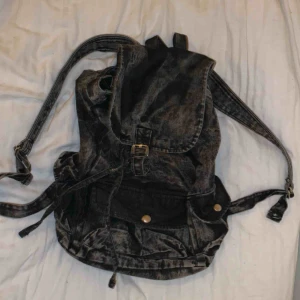  - Snygg ryggsäck i jeansliknande material. Har tre fickor på utsidan samt en mindre i själva väskan. 🎒 den är ungefär i ”vanlig ryggsäcks-storlek”. Säljer för 30kr pga använder aldrig, så den är i fint skick också. Frakt tillkommer :)