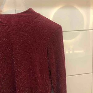  - Glittrig och väldigt julig polo tröja ifrån Nelly. Storlek S 