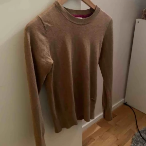  - Skön brun ish beige tröja från lindex med knappar i armen