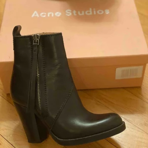  - Klassiska Acne pistols med högre klack och högre skaft. Skitsnygga men passar inte mig har jag nu kommit fram till. Använda en gång. Se bild att sulan knappt är sliten. Har legat i sin originalkartong hela tiden. ordn pris 3495 kr