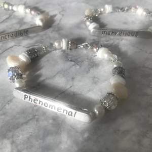 Handgjorda armband , unik present till någon du älskar ... pärlor , snäckor, bergkristall 