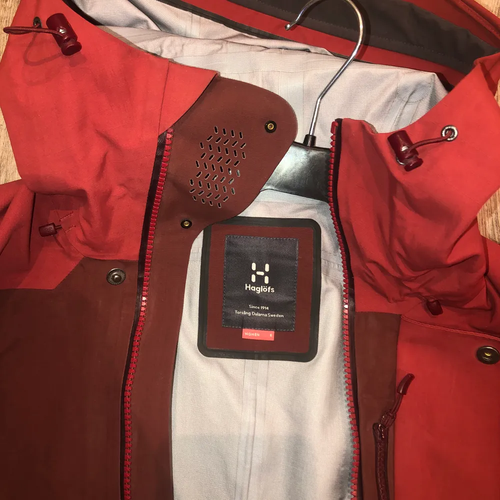 Haglöfs Khione 3L PROOF jacket Women, färg: Maroon red/ brick red. Storlek S  Jag säljer min skaljacka på grund av att jag vill ha en större storlek. Den är i mycket bra skick, inga fläckar eller skador. Jag köpte den i november 2019.  Bra andningsförmånga, och bra skydd för väder och vind. Är en perfekt skidjacka och med en tunn dunjacka under så håller man sig varm i riktigt kallt väder. Den har tillexempel: Hjälmkompatibel huva, ärmficka, ventilation och löstagbart snölås. Man kan läsa mer om den på outnorth.se.  Jag köpte den för 4495kr. Jackor.