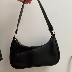 Väska  - Säljer en väska från Don Donna. Väldigt bra skick. Frakt kommer tillkomma!!!