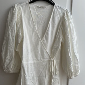 Blus - Säljer en blus i linnematerial från Gina tricot. Storlek 36. Aldrig använd har bara testat den. Frakt kommer tillkomma!!! KÖPT ÄR KÖPT, INGEN ÅNGERRÄTT!!!