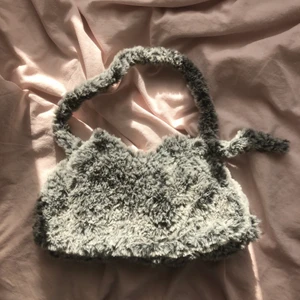 Virkad fluffig väska 💖 - Egenvirkad väska i fluffigt garn! Se andra bilden för storleksreferens💖 Längden går att reglera genom att knyta snöret i olika längder. ⭐️ 