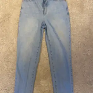 Säljer dessa snygga, raka jeans från abrand då jag inte använder dom längre. Snygg passform och färg🥰 Nypris 400kr men säljer för 150kr