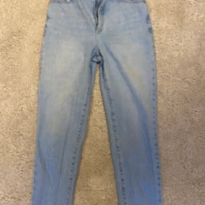 Jeans från Abrand i snygg ljus tvätt, st 34🌸 - Säljer dessa snygga, raka jeans från abrand då jag inte använder dom längre. Snygg passform och färg🥰 Nypris 400kr men säljer för 150kr