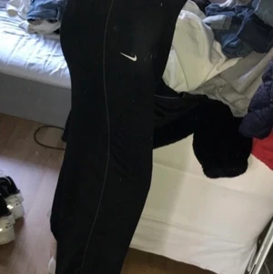 Svarta träningsbyxor från Nike  - Säljer nu mina svarta vida träningsbyxor från Nike då jag aldrig använder dom. Väldigt sköna och har mycket stretchig och bra passform. Storlek L men passar mig perfekt som är s/m. 