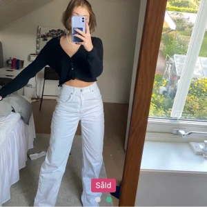 Vita jeans - Säljer dessa vita jeans från zara! Köpta här på Plick men de var lite stora så därför säljer jag de. Bilderna är lånade så skriv privat om ni vill ha fler💕💕