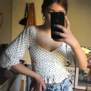 As fin blus - Är inte riktigt säker på om jag vill sälja den här, så sälja bara vid ett bra bud!😊 Från bikbok i väldigt fint skick! Knappt använd:) Från bikbok och sitter jätte fint på!✨ Köparen står för frakt!