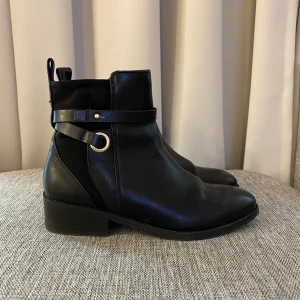 Boots - Svarta boots. Använda ett fåtal gånger 🖤🖤🖤