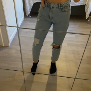 Slitna mom jeans - Supersnygga slitna mom jeans i nyskick.