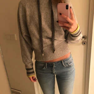 Stickad hoodie  - Jätte snygg stickad hoodie från HM x Pringles. Nästan aldrig använd men väldigt skön. Passar fler storlekar, stretchigt material. Köpt för: 500 tror jag 