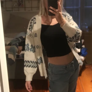 Blommig kofta  - Säljer denna gulliga kofta med blåa blommor på, frakt tillkommer:)