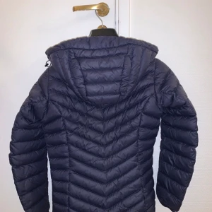 Peak performance dunjacka  - Köpt för 1,5 år sen Använd 1 vinter Storlek: XS Jackan har inte hål eller är inte trasig nånstans Ny pris : 2799kr
