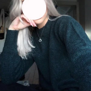 Mörkgrön stickad tröja - Superskön och varm stickad tröja. Jättefin mörkgrön som passar till alla hårfärger. Köpt på carlings. Köparen står för frakt 