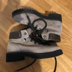 - kängor från hm. har hakor (första bilden) så de går att knyta högre. bara använda några gånger. Kan mötas på söder el skicka mot frakt💜