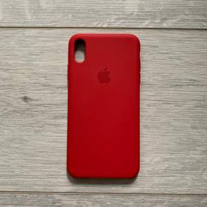 Superbra skick. Product (red) skal från Apple. Det är inte lika lysande rött i verkligheten. Ordinariepris är 495 kr. Passar iPhone xs max
