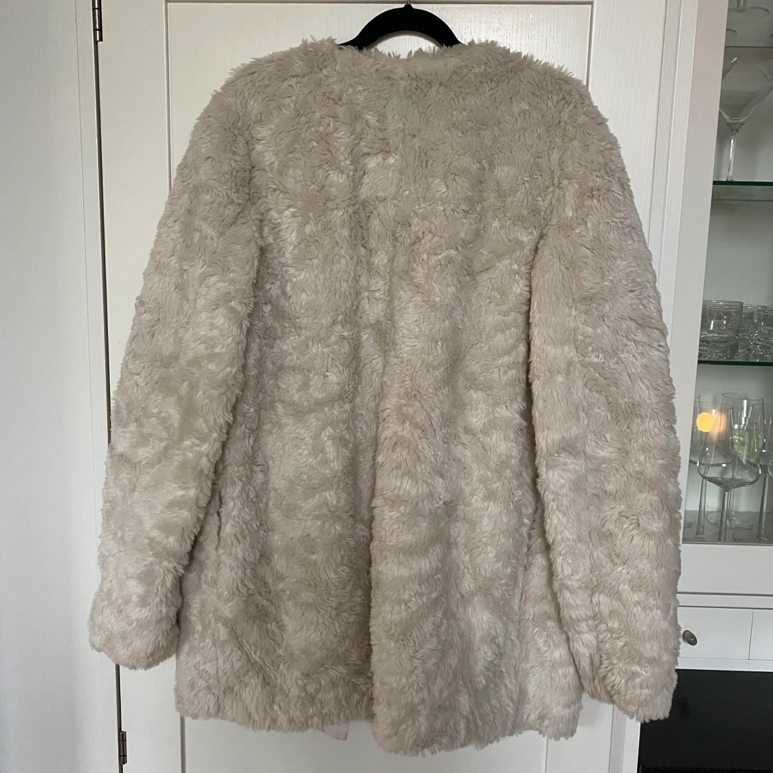 Vit kappa i fuskpäls från H&M - 90