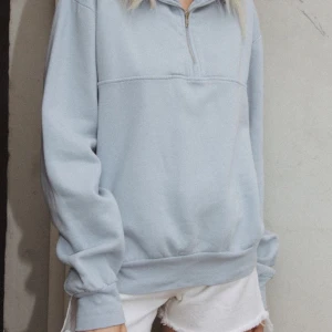 Brandy Melville ”Missy” sweatshirt - Sweatshirt från brandy Melville. onesize. ✨✨ köparen står för fakten.