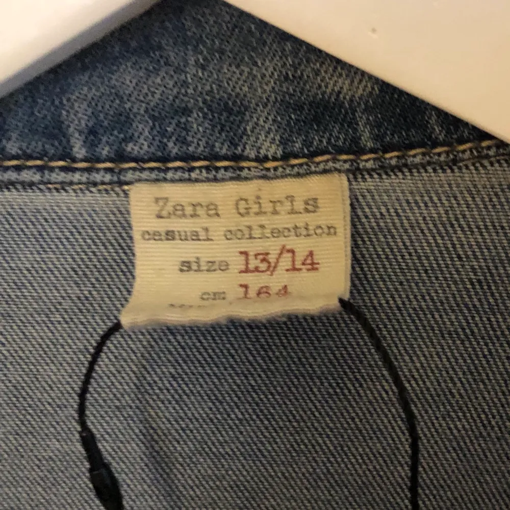 Jättesnygg jeansjacka från Zara. Köpt för 350 kr, säljer för 100 kr. Väldigt bra skick, knappt använd.. Jackor.