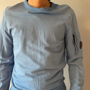 CP Company coloured sweatshirt (S/M) - Säljer min fina CP tröja, då jag inte långre har någon använding för den. Den är knappt använd och är i väldigt gott skick.