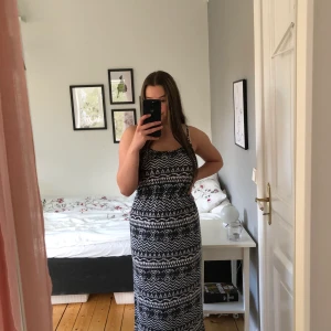 Långklänning S - Långklänning i skönt material. Svart och vit med mönster.  Jag är 165cm.