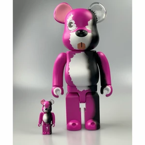 Bearbick Breaking Bad ”Pink Bear” - 🔌 Bearbick Breaking Bad “Pink Bear” 100% & 400%  - Con: Brand New                                                            - Vårt pris: 1599kr                                                          - Retail price: ~ 2000kr                                     #PufferyPlug 