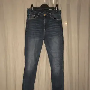 Sköna mörkblåa jeans från H&M! 