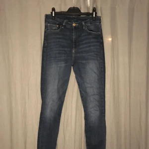 H&M jeans  - Sköna mörkblåa jeans från H&M! 
