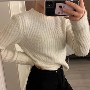 Vit stickad tröja - Säljer denna vita stickade tröja för att jag har alldeles för många😛 Nästan helt ny