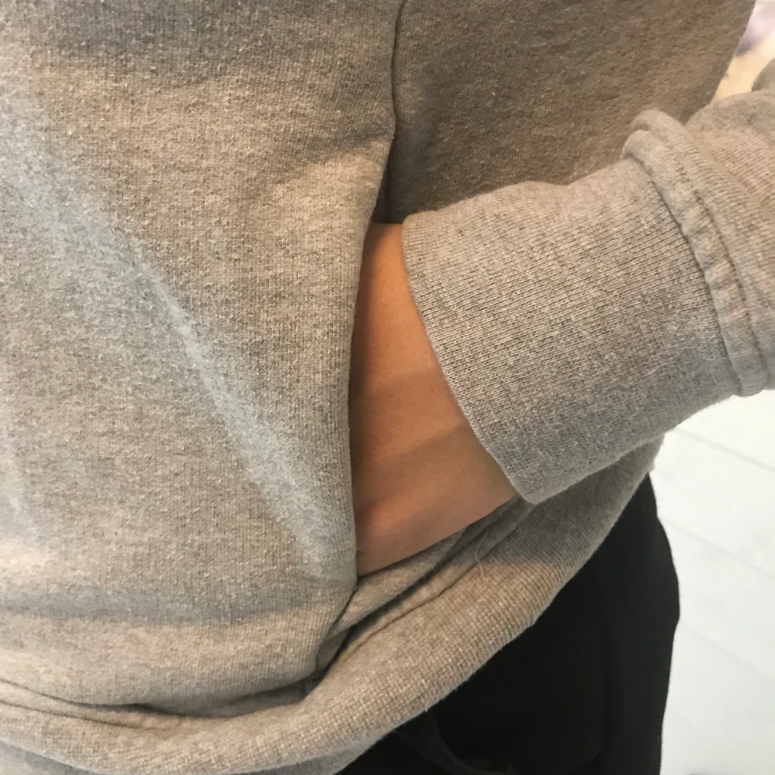 Grå collegetröja med tryck - 91