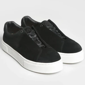 Eytys  - Säljer mina älskade eytys då de är för små! Mycket använda och ena skosnöret har gott av därav priset🌟