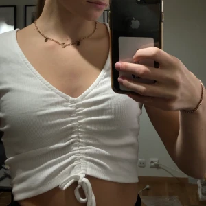 Topp - Säljer denna fina t-shirt/topp som är ifrån Zara. Säljer den då den tyvärr inte kommer till användning, den är använd 1 gång😊 frakten tillkommer. Hör av dig om du vill ha fler bilder eller om du har några frågor💕 #topp 