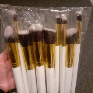 Sminkborstar - 10st Professionella sminkborstar med vitt träskaft och guldiga metalldetaljer. Obruten/oanvänd förpackning. Säljes pga kommer ej till användning för min del. Postar spårbart så kunden alltid kan ha koll på paketet❣Frakt: 55:-