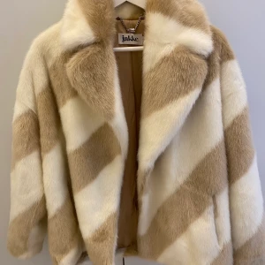 Jakke Fejkpäls XS nyskick  - Jättefin och nästan aldrig använd. Relativt stor i storleken, oversize modell.