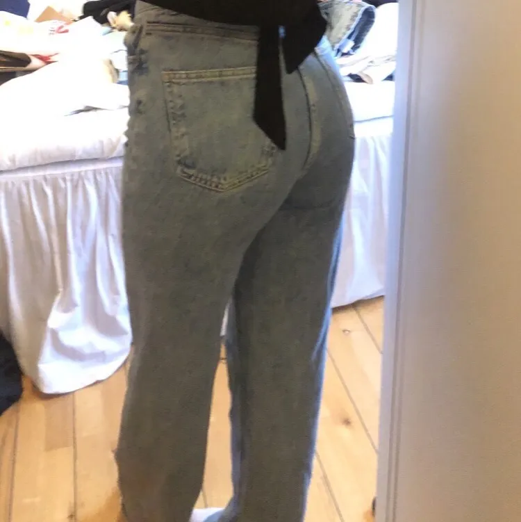 Intressekoll på mina superfina zara jeans. Storlek 36 och jag är 175. Sitter superfint och är jättesköna. Buda i kommentarerna❤️❤️. Jeans & Byxor.